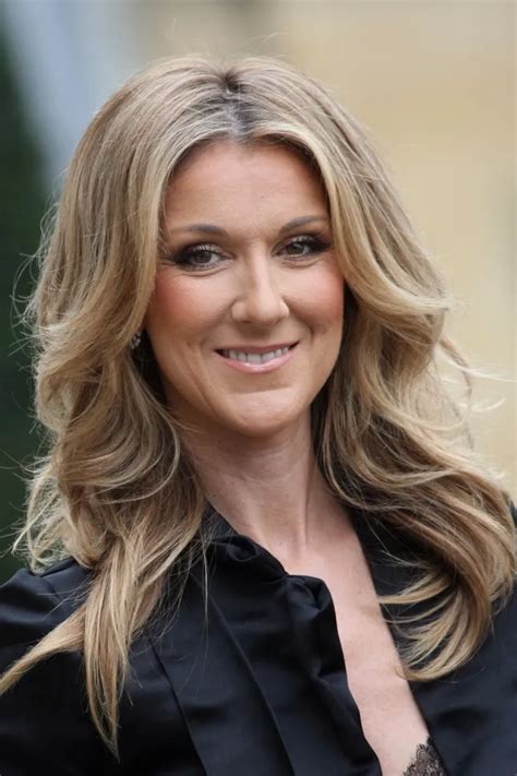 Tel un caméléon, Céline Dion enchaîne les coiffures qui lui vont .